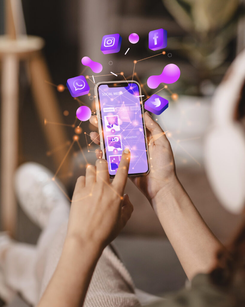 manos sosteniendo el concepto de redes sociales de telefonos inteligentes